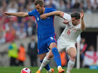 Harry Kane (vľavo) v súboji s Remom Freulerom.