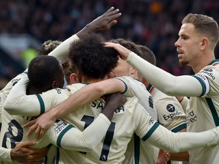 Naby Keita z FC Liverpool (vľavo) oslavuje gól v sieti United.