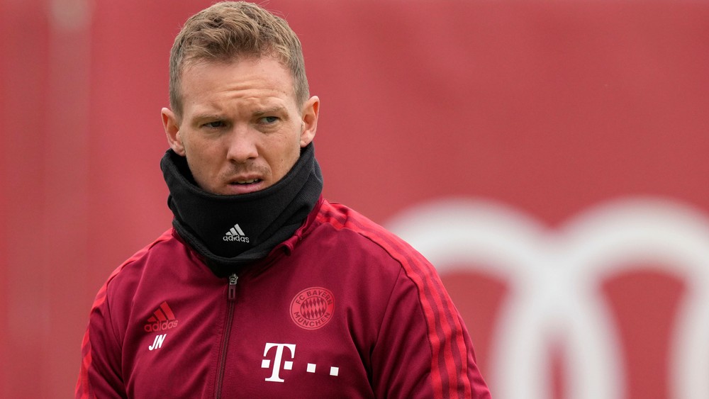 Tréner Bayernu letí do Mníchova oddelene. Mal pozitívny test na koronavírus