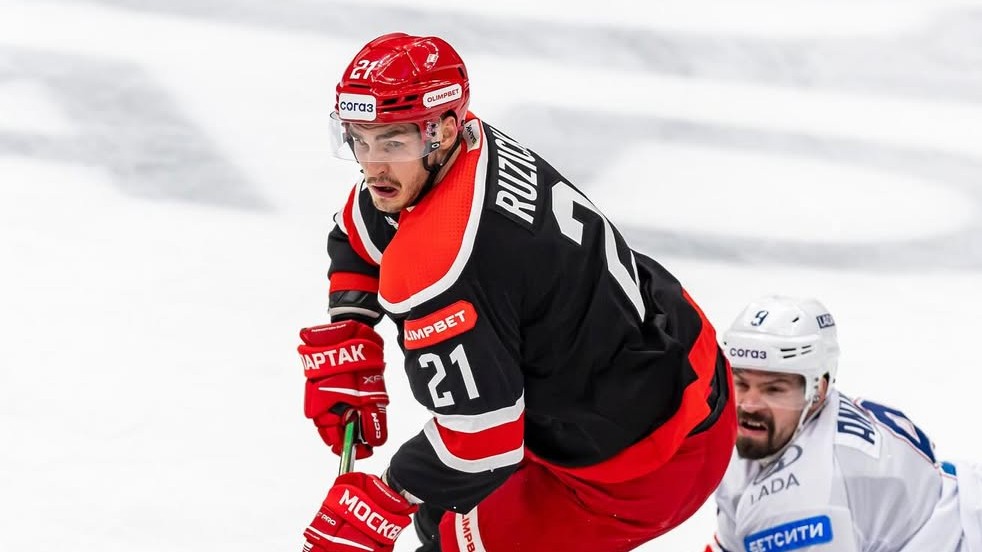 KHL rozhodla v prípade Adama Ružičku. Práva ostávajú klubu a Slovák dlhuje milióny rubľov