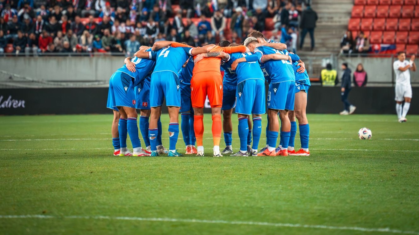 Slovenskí futbalisti počas zápasu Slovensko - Luxembursko v kvalifikácii na MS vo futbale 2026. 