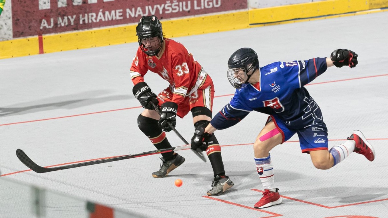 Momentka zo zápasu Slovensko - Kanada na MS v hokejbale do 18 rokov 2024.