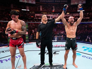 Ignacio Bahamondes (vľavo) a Ľudovít "Lajoš" Klein po zápase na podujatí UFC Fight Night-