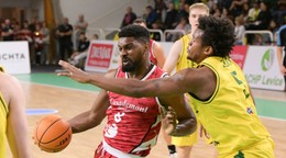 Na snímke zľava Yoanki Mencía (Zaragoza) a Stephon Jelks (Levice)