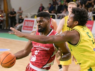 Na snímke zľava Yoanki Mencía (Zaragoza) a Stephon Jelks (Levice)