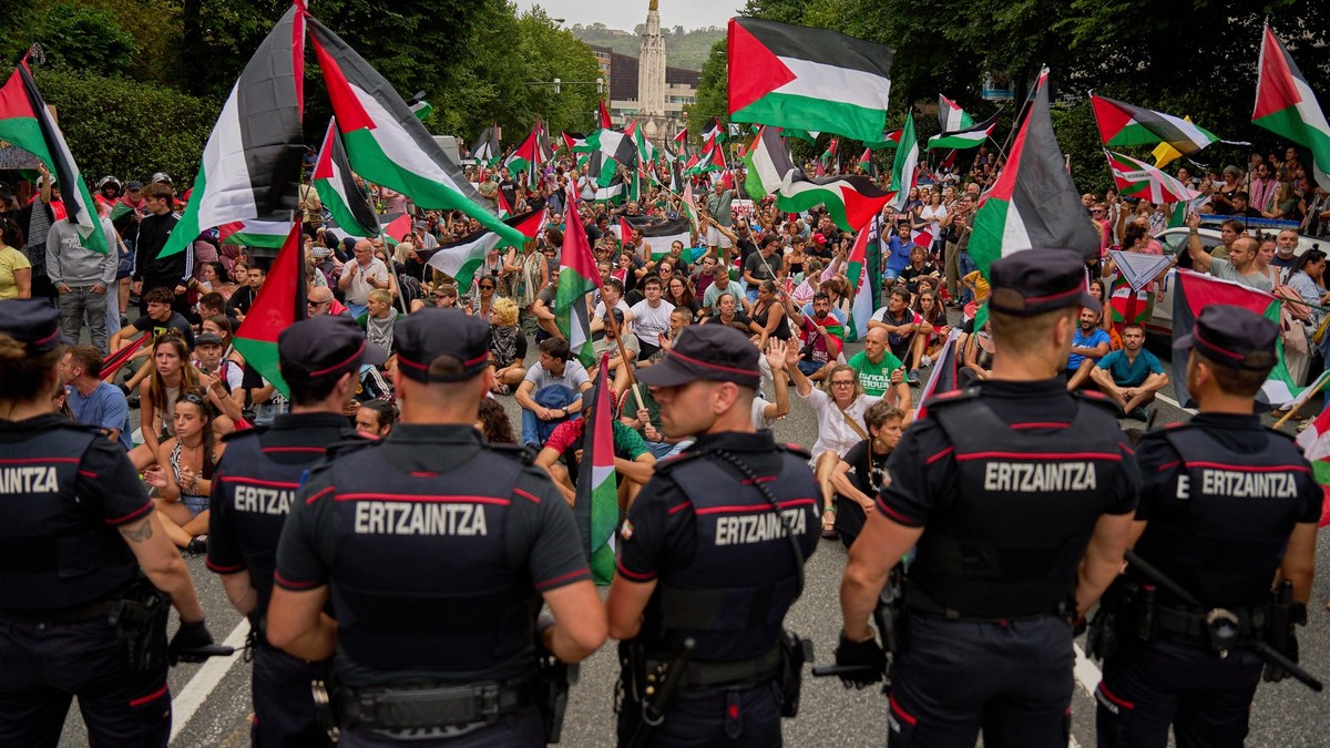 Vuelta čelí bezprecedentnému problému. Aktivisti ohrozujú cyklistov, no už niet východiska