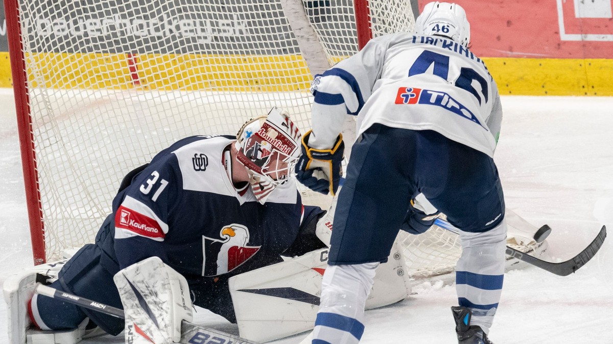 vľavo brankár Henri Kiviaho (Slovan) a vpravo Ryan Mackinnon (Spišská Nová Ves)