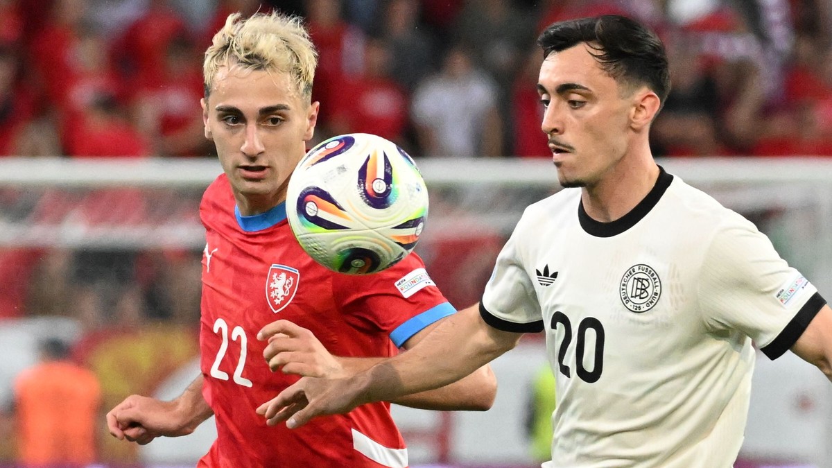 Zľava futbalista Matěj Hadaš (Česko) a hráč Paul Nebel (Nemecko) počas zápasu základnej B-skupiny ČR - Nemecko