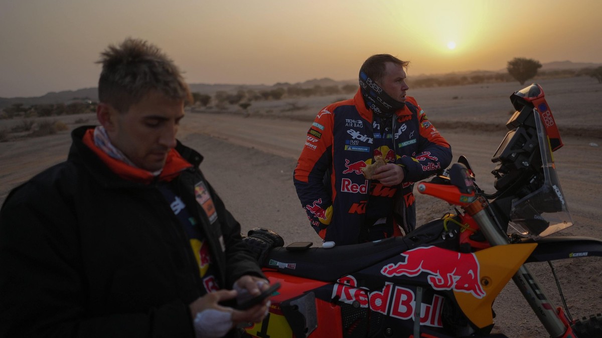 Austrálsky motocyklový pretekár Daniel Sanders (vpravo) a argentínsky motocyklista Luciano Benavides (obaja na továrenskej KTM).