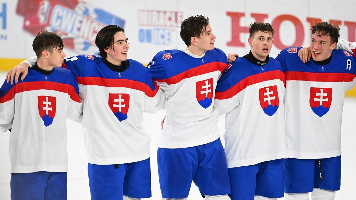 Na snímke hráči Slovenska sa tešia z výhry po zápase základnej A-skupiny.