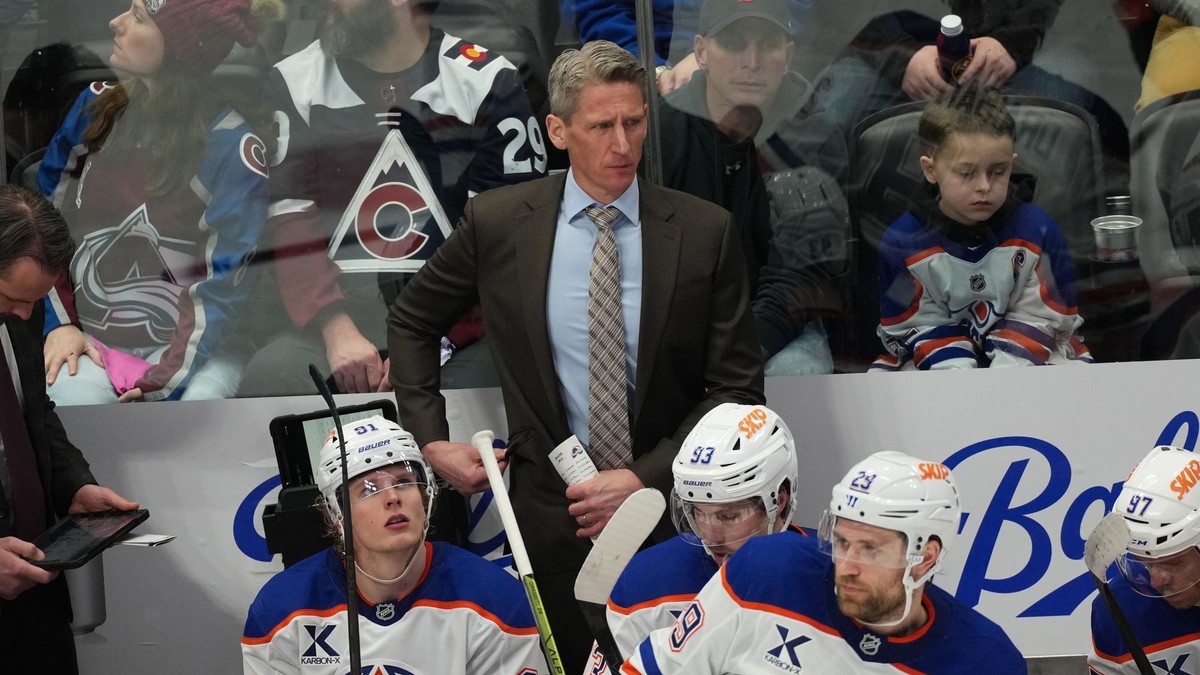 Tréner Kris Knoblauch na striedačke Edmontonu.