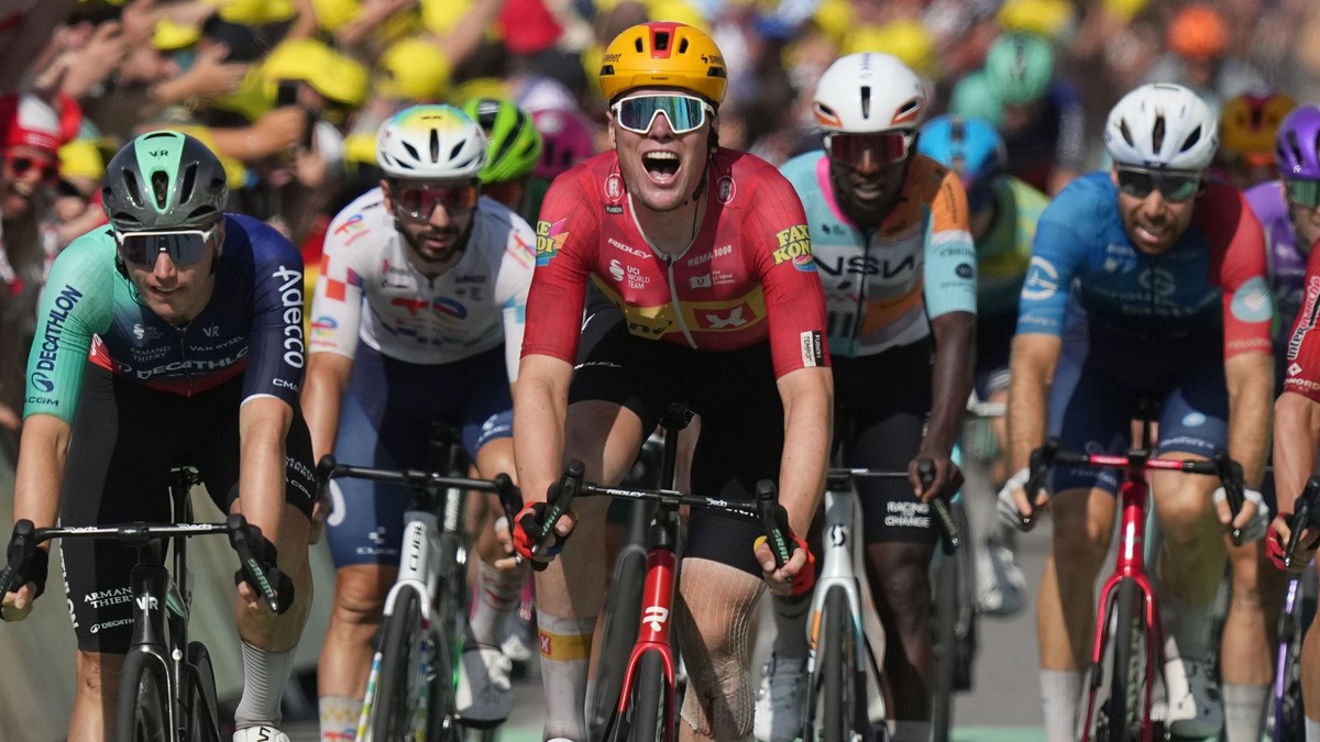 Nórsky cyklista Sören Waerenskjold sa teší z víťazstva v 11. etape Tour de France.