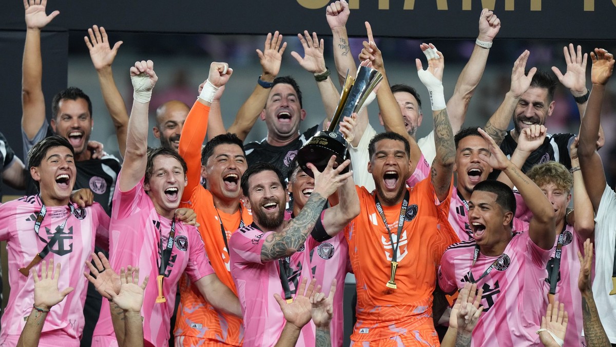 Lionel Messi a jeho spoluhráči z Interu Miami oslavujú zisk trofeje.