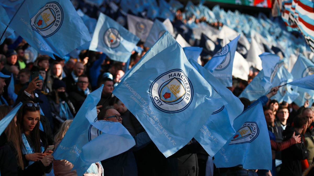 Ilustračná fotografia- Fanúšikovia Manchesteru City mávajú vlajkou svojho tímu.