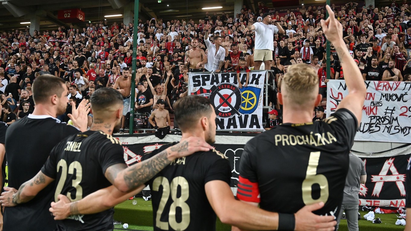Radosť hráčov a fanúšikov Spartaka po postupe cez 3. predkolo Európskej konferenčnej ligy (EKL) proti Lech Poznaň.