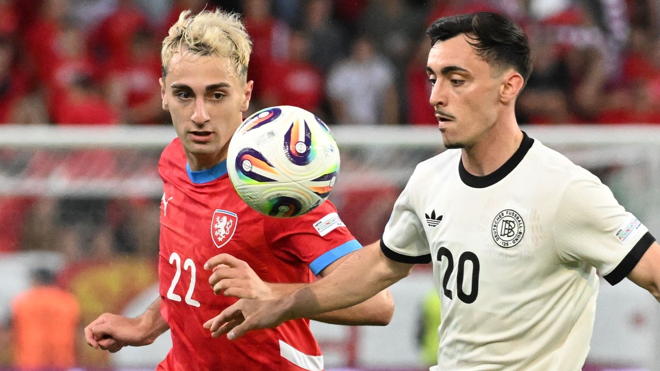 Zľava futbalista Matěj Hadaš (Česko) a hráč Paul Nebel (Nemecko) počas zápasu základnej B-skupiny ČR - Nemecko