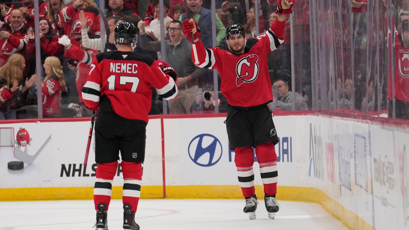 Šimon Nemec (vľavo) sa teší z gólu, ktorý strelil jeho spoluhráč Timo Meier (vpravo)