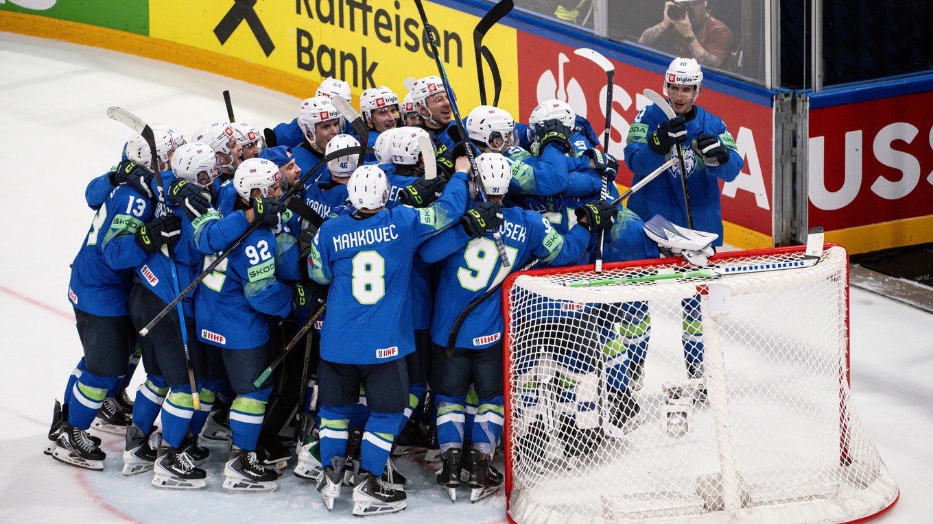 Radosť Slovincov po víťazstve nad Talianskom 5:1 na MS v hokeji 2026.