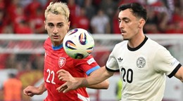 Zľava futbalista Matěj Hadaš (Česko) a hráč Paul Nebel (Nemecko) počas zápasu základnej B-skupiny ČR - Nemecko