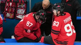 Sidney Crosby po zranení v zápase s Českom na ZOH 2026.
