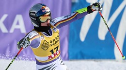 Emma Aicherová sa teší po príjazde do cieľa druhého kola v Aare. 