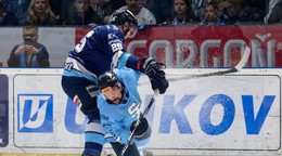 Samuel Buček (Nitra) a Ryan O'Connor (Slovan) bojujú o puk.