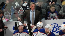 Tréner Kris Knoblauch na striedačke Edmontonu.