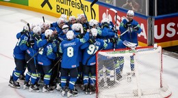 Radosť Slovincov po víťazstve nad Talianskom 5:1 na MS v hokeji 2026.