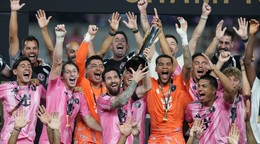 Lionel Messi a jeho spoluhráči z Interu Miami oslavujú zisk trofeje.