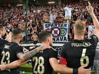 Radosť hráčov a fanúšikov Spartaka po postupe cez 3. predkolo Európskej konferenčnej ligy (EKL) proti Lech Poznaň.