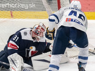 vľavo brankár Henri Kiviaho (Slovan) a vpravo Ryan Mackinnon (Spišská Nová Ves)