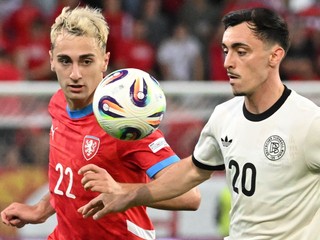 Zľava futbalista Matěj Hadaš (Česko) a hráč Paul Nebel (Nemecko) počas zápasu základnej B-skupiny ČR - Nemecko