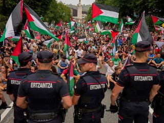 Demonštranti počas 11. etapy Vuelta a Espaňa 2025.