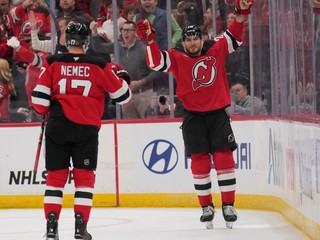 Šimon Nemec (vľavo) sa teší z gólu, ktorý strelil jeho spoluhráč Timo Meier (vpravo)