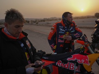 Austrálsky motocyklový pretekár Daniel Sanders (vpravo) a argentínsky motocyklista Luciano Benavides (obaja na továrenskej KTM).