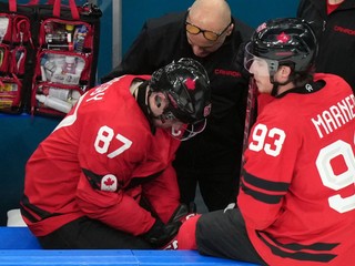 Sidney Crosby po zranení v zápase s Českom na ZOH 2026.