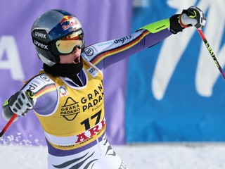 Emma Aicherová sa teší po príjazde do cieľa druhého kola v Aare. 