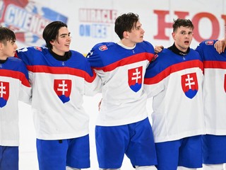 Na snímke hráči Slovenska sa tešia z výhry po zápase základnej A-skupiny.