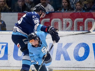 Samuel Buček (Nitra) a Ryan O'Connor (Slovan) bojujú o puk.