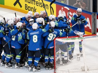 Radosť Slovincov po víťazstve nad Talianskom 5:1 na MS v hokeji 2026.