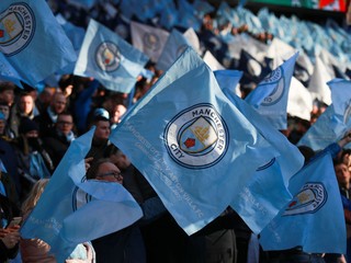 Ilustračná fotografia- Fanúšikovia Manchesteru City mávajú vlajkou svojho tímu.