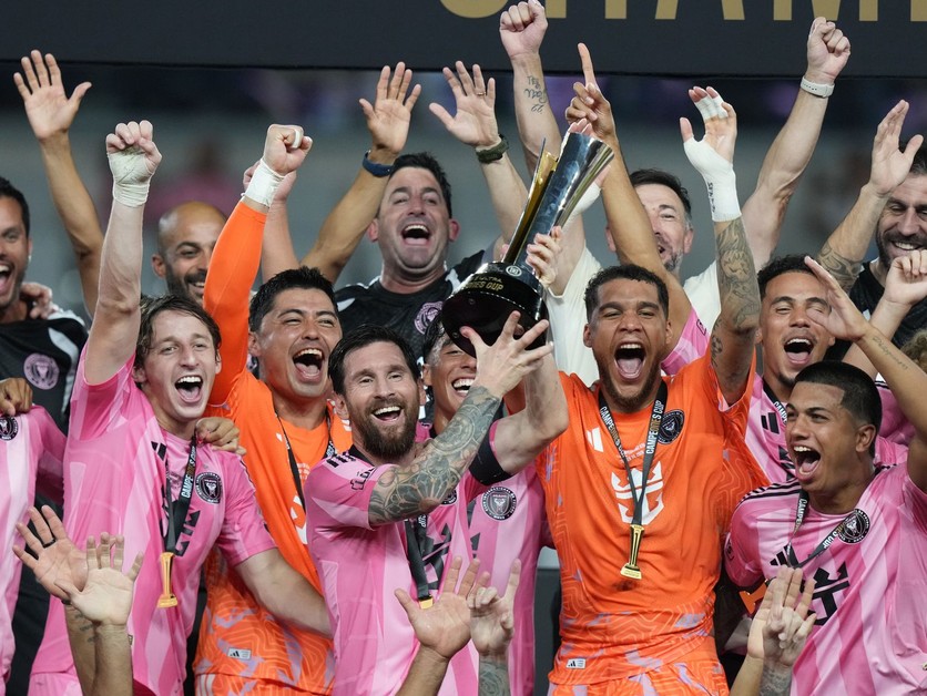 Lionel Messi a jeho spoluhráči z Interu Miami oslavujú zisk trofeje.