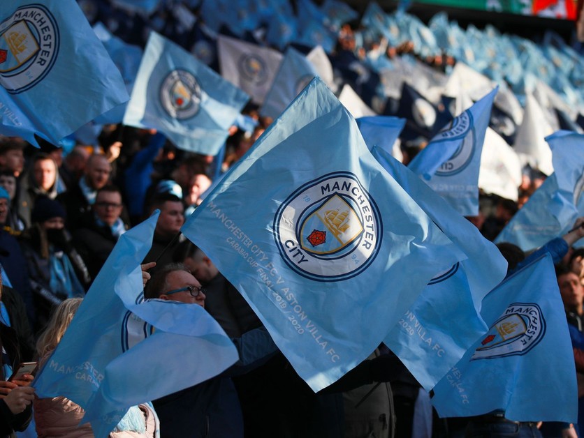 Ilustračná fotografia- Fanúšikovia Manchesteru City mávajú vlajkou svojho tímu.