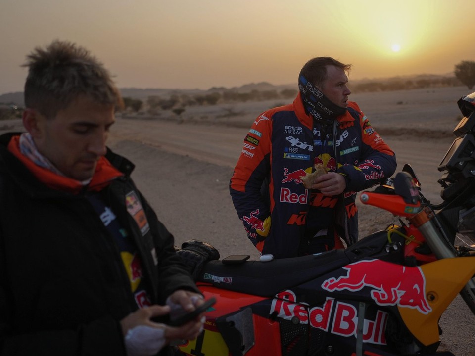 Austrálsky motocyklový pretekár Daniel Sanders (vpravo) a argentínsky motocyklista Luciano Benavides (obaja na továrenskej KTM).