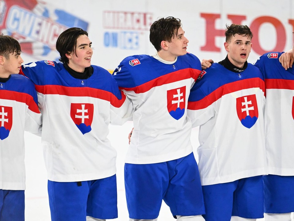 Na snímke hráči Slovenska sa tešia z výhry po zápase základnej A-skupiny.