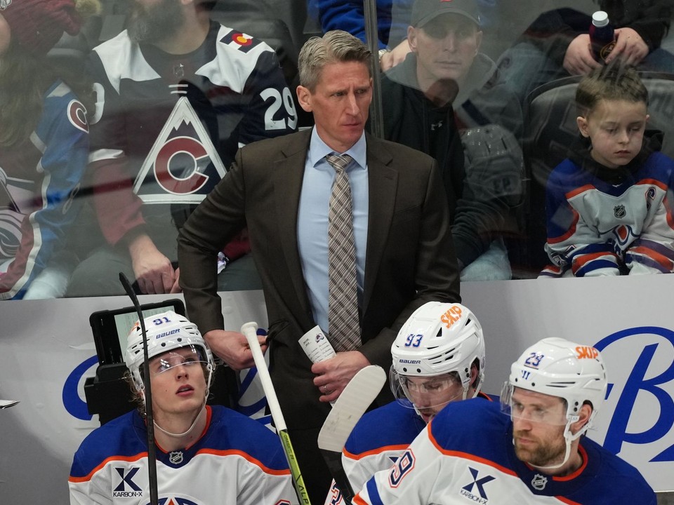 Tréner Kris Knoblauch na striedačke Edmontonu.