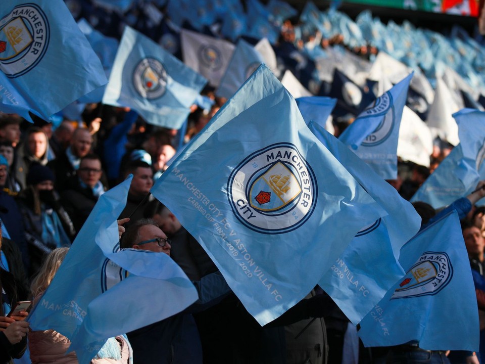 Ilustračná fotografia- Fanúšikovia Manchesteru City mávajú vlajkou svojho tímu.