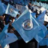 Ilustračná fotografia- Fanúšikovia Manchesteru City mávajú vlajkou svojho tímu.