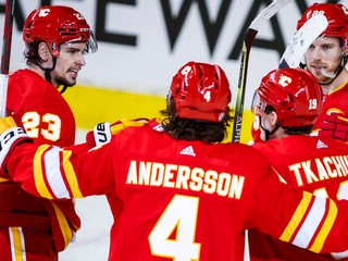 Hokejisti Calgary Flames sa radujú z gólu.
