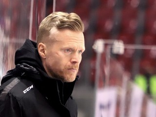 Tréner Antti Karhula.